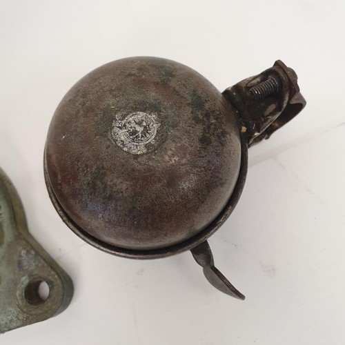 136 - A brass horn, with a Desilux London plaque, 35 cm and a bicycle bell (2)