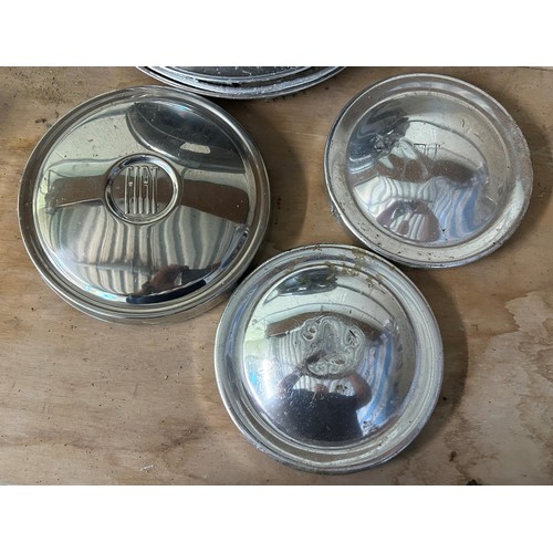 17 - A group of assorted hub caps
Being sold without reserve...