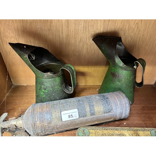 85 - A Pyrene fire extinguisher, two oils cans, and a screw tin (4)
Being sold without reserve...