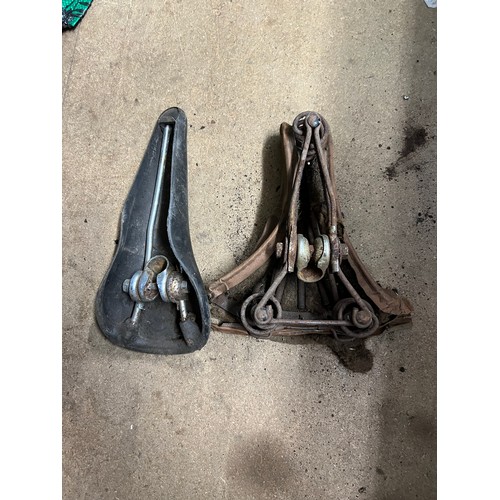 213 - Assorted motorcycle and bicycle seats, and assorted bicycle parts (qty)  
Provenance: Removed from a... 