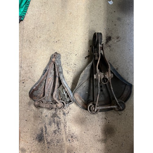 213 - Assorted motorcycle and bicycle seats, and assorted bicycle parts (qty)  
Provenance: Removed from a... 