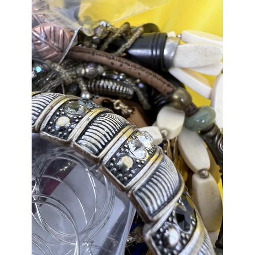 400 - Assorted costume jewellery (qty)