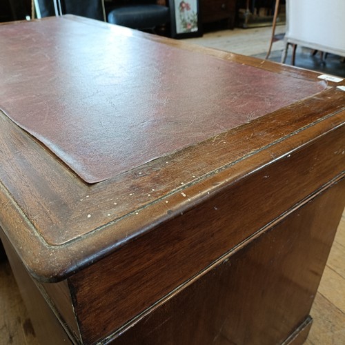 565 - A mahogany pedestal desk, having a nine drawer configuration, 120 cm wide