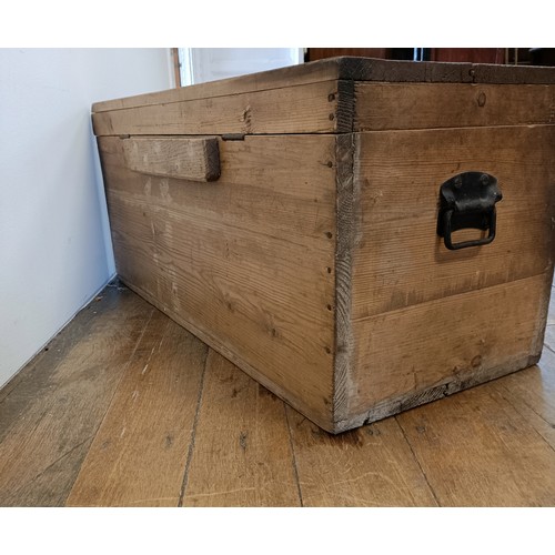 572 - A mahogany kneehole dressing table, having five drawers, 120 cm wide, and a pine trunk, 97 cm wide (... 