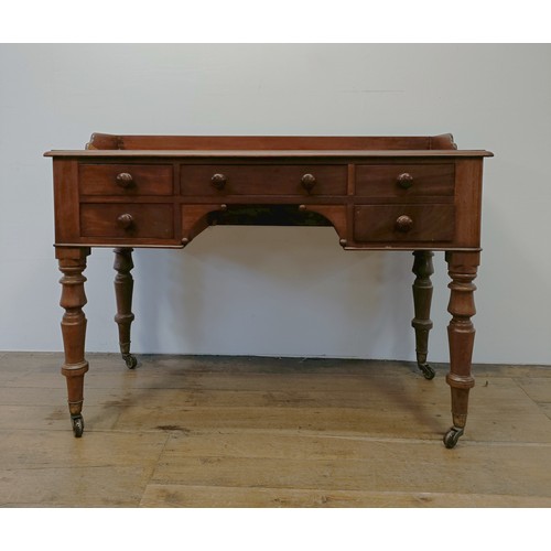 572 - A mahogany kneehole dressing table, having five drawers, 120 cm wide, and a pine trunk, 97 cm wide (... 