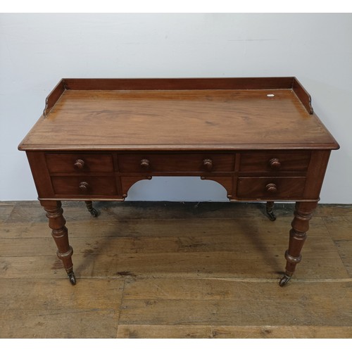 572 - A mahogany kneehole dressing table, having five drawers, 120 cm wide, and a pine trunk, 97 cm wide (... 