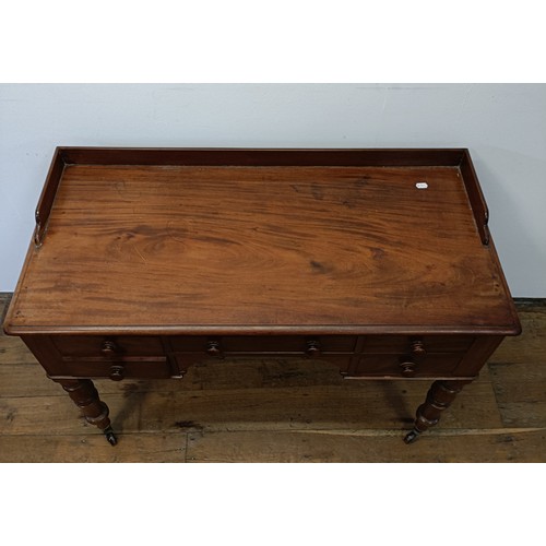 572 - A mahogany kneehole dressing table, having five drawers, 120 cm wide, and a pine trunk, 97 cm wide (... 