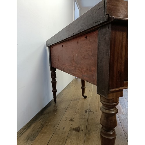 572 - A mahogany kneehole dressing table, having five drawers, 120 cm wide, and a pine trunk, 97 cm wide (... 