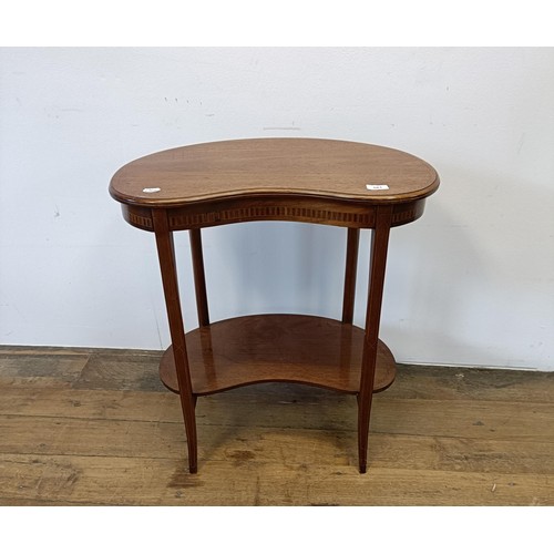 581 - An early 20th century mahogany kidney shaped two tier table, 65 cm wide