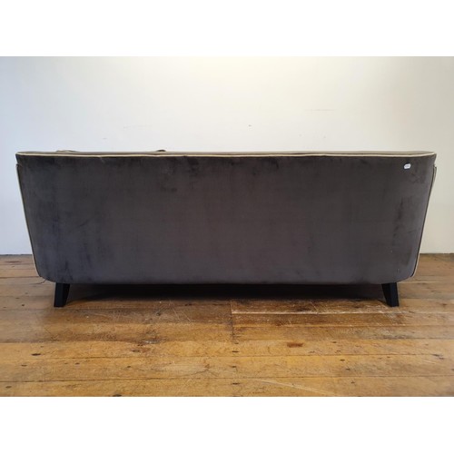 495 - A pair of grey sofas, 220 cm wide (2)