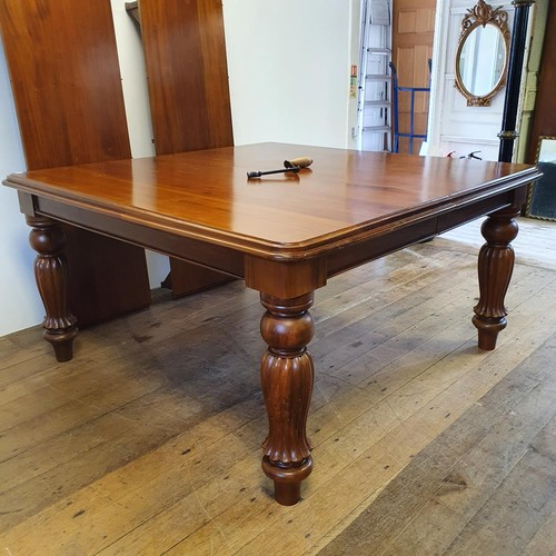 550 - A Victorian style mahogany extending dining table, with two extra leaves