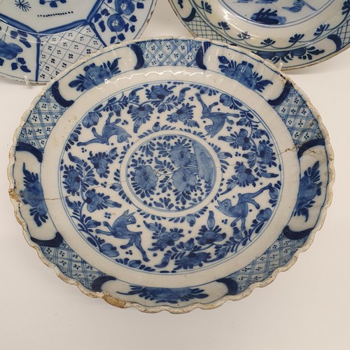 289 - A Delft bowl, 25 cm diameter, and two Delft plates, 22 cm diameter (3)