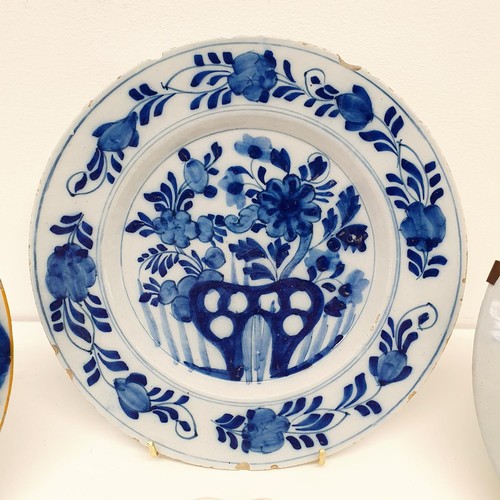 292 - A Delft plate, 23 cm diameter, two others, 23 cm diameter, and a bowl, 20 cm diameter (4)