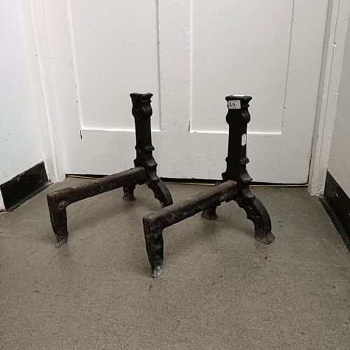 618 - A pair of 17th century style cast iron fire dogs, 40 cm high (2)