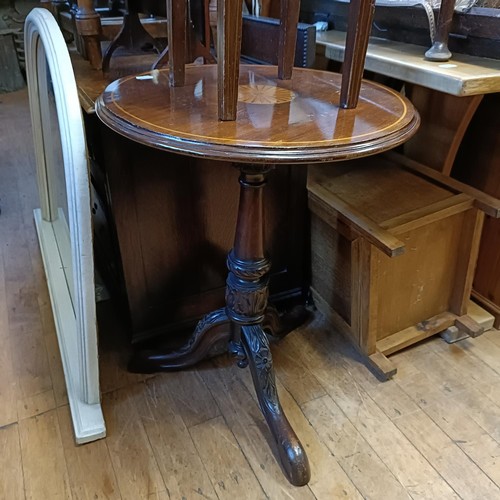 632 - An oak nest of tables, 55 cm high, a mahogany wine table, 56 cm diameter, an oak folding cake stand,... 