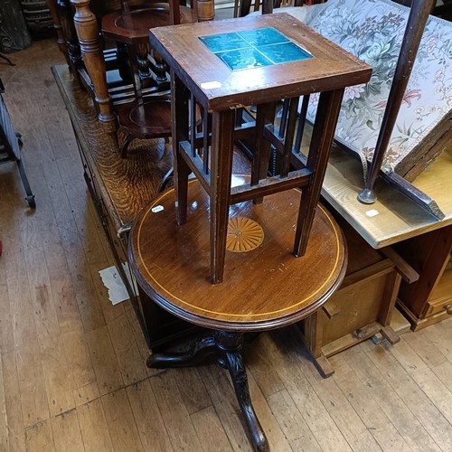 632 - An oak nest of tables, 55 cm high, a mahogany wine table, 56 cm diameter, an oak folding cake stand,... 