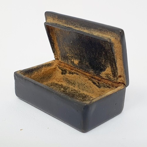 353 - A papier mache snuff box, 3 cm wide