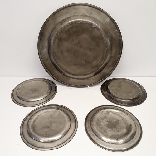 385 - An 18th century pewter plate, 39 cm diameter, and four others, 22 cm diameter (5)