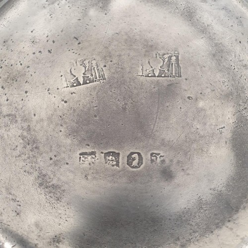 385 - An 18th century pewter plate, 39 cm diameter, and four others, 22 cm diameter (5)