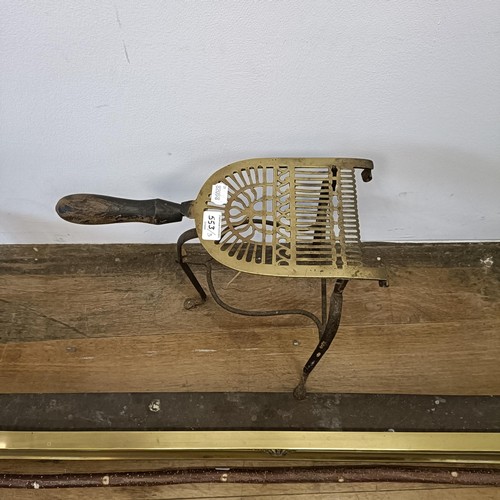 553 - A brass fender, 120 cm wide, a trivet, and a jack (3)