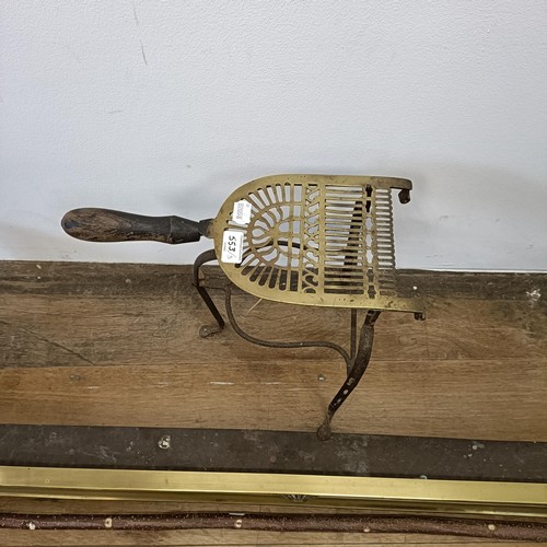 553 - A brass fender, 120 cm wide, a trivet, and a jack (3)