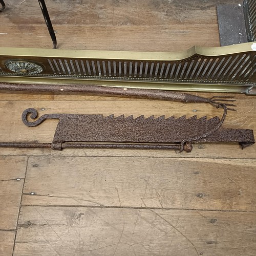 553 - A brass fender, 120 cm wide, a trivet, and a jack (3)