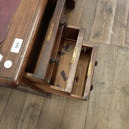 565 - A mahogany pedestal desk, having a nine drawer configuration, 120 cm wide