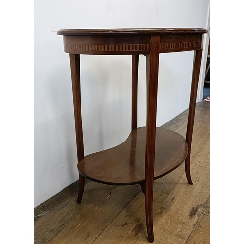 581 - An early 20th century mahogany kidney shaped two tier table, 65 cm wide