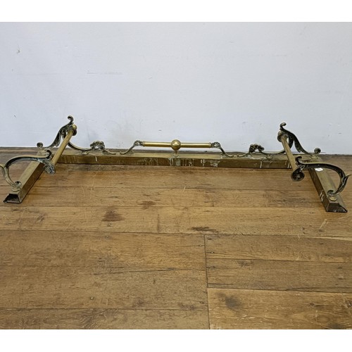 494 - A brass fender, 138 cm wide