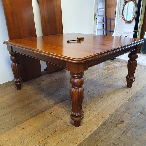 550 - A Victorian style mahogany extending dining table, with two extra leaves