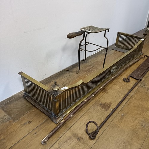 553 - A brass fender, 120 cm wide, a trivet, and a jack (3)