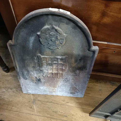 609 - A cast iron fire back, 54 x 40 cm