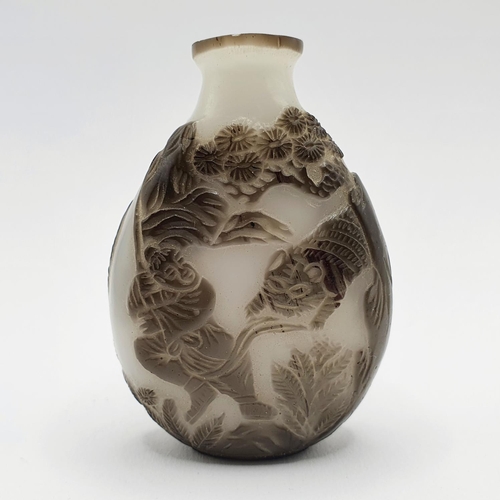 16 - A Chinese black and white cased glass snuff bottle, lacking stopper, 6 cm high 
Provenance: From a s... 