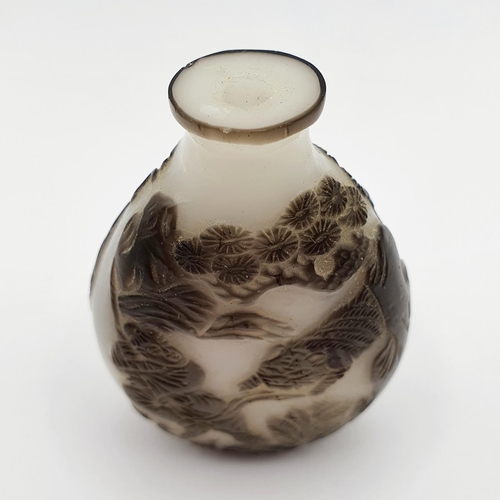 16 - A Chinese black and white cased glass snuff bottle, lacking stopper, 6 cm high 
Provenance: From a s... 