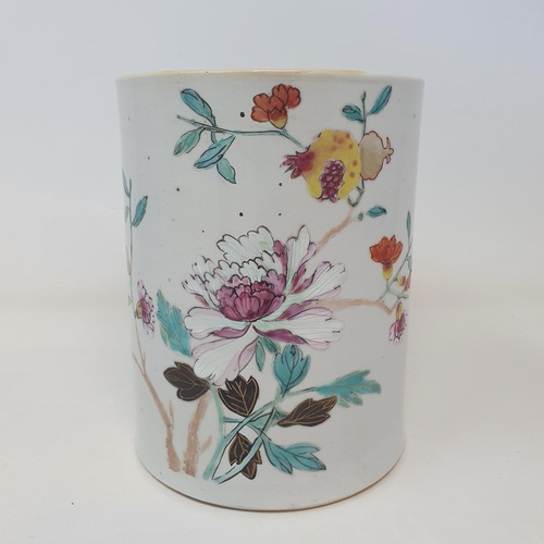 32 - A Chinese famille verte mug, decorated flowers, 14.5 cm high
Provenance: From a Dorset collection