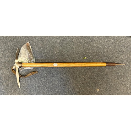 1092 - A Werk Fulemes pick axe, 86 cm