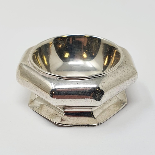 671 - An 18th century style silver octagonal salt, Dublin 1905, 2.4 ozt, 6 cm wide