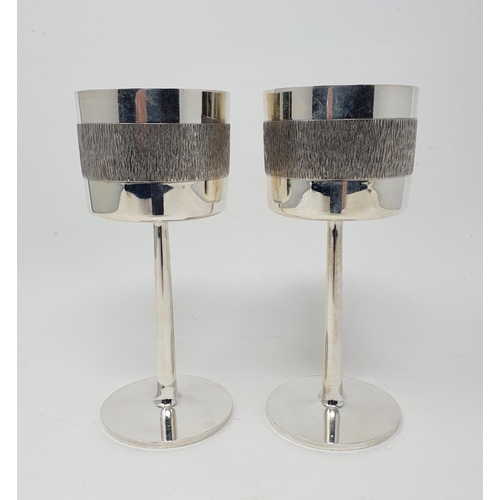 578 - A pair of modern silver and silver gilt goblets, with a textured band of decoration, London 1971, 11... 