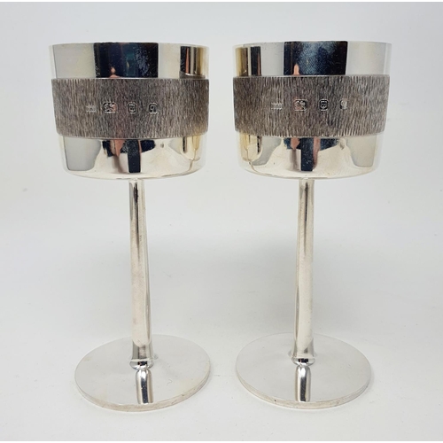 578 - A pair of modern silver and silver gilt goblets, with a textured band of decoration, London 1971, 11... 