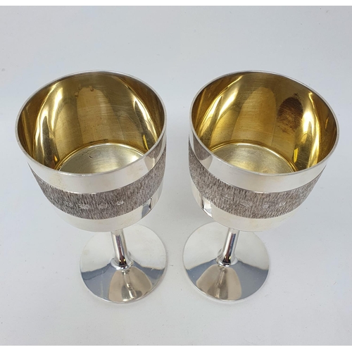 578 - A pair of modern silver and silver gilt goblets, with a textured band of decoration, London 1971, 11... 