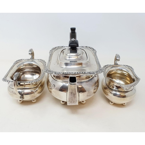 410 - An Edward VII three piece silver tea service, the teapot with wooden handles, Birmingham 1908, all i... 