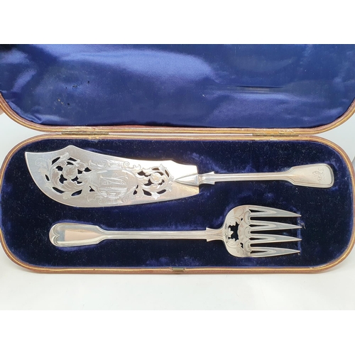 414 - A Victorian silver fiddle and thread pattern fish slice and fork, London 1863, cased, 8.9 ozt  Prove... 