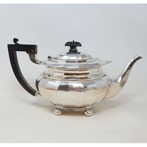 415 - A George V silver three piece tea set, the tea pot with ebonised handles, Birmingham, 1927, 30.6 ozt... 