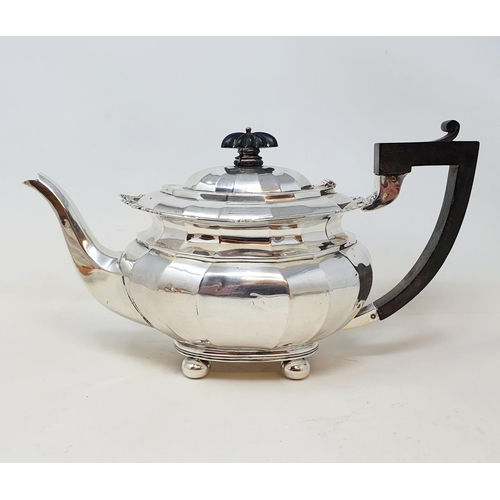 415 - A George V silver three piece tea set, the tea pot with ebonised handles, Birmingham, 1927, 30.6 ozt... 