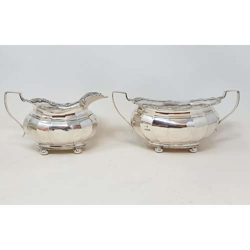 415 - A George V silver three piece tea set, the tea pot with ebonised handles, Birmingham, 1927, 30.6 ozt... 