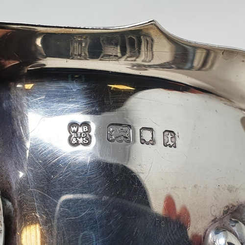 426 - A George V silver sauce boat, London 1924, 9.1 ozt  Provenance: From a large single owner collection... 