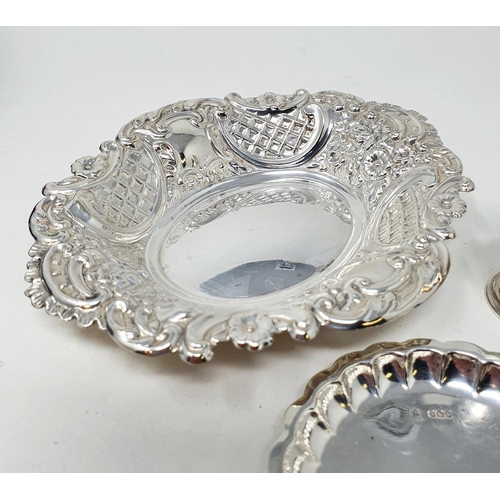 454 - A George V silver dish, a pin tray, and a pepperpot, various dates and marks, 4.7 ozt (3)  
Provenan... 