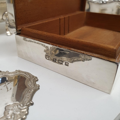 547 - A George V silver cigarette box, a silver cream jug, a matching sugar bowl, and assorted silver plat... 