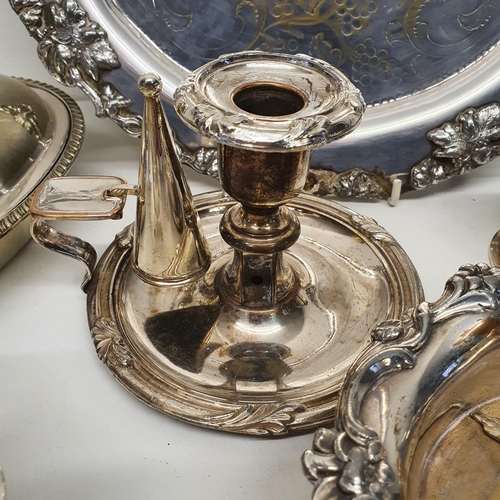 547 - A George V silver cigarette box, a silver cream jug, a matching sugar bowl, and assorted silver plat... 