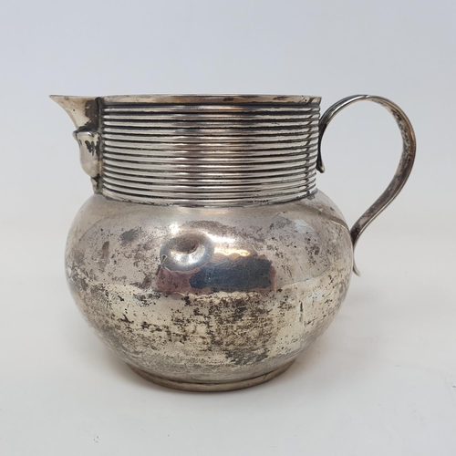 565 - A silver jug, with a reeded border, London 1910, 6.9 ozt, 8.5 cm high